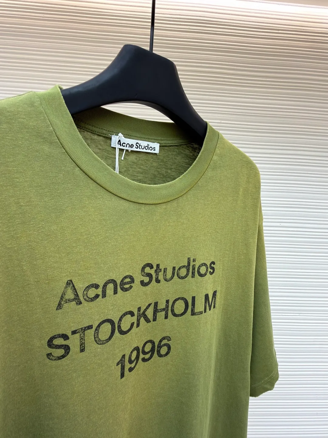 Acne Studios 1966 mud-dyed washed distressed short-sleeve ●Original version: Purchased and developed for 2800 ●Item number: 1682355-X95 ●Fabric: cloud velvet ski-like cotton fabric ●Technology: glue printing ●Color: green ●Version: fitted version ●Weight: about 215 grams ●Size: S-M-L-XL ●Description: Made of ultra-soft pure cotton fabric, garment-dyed, washed and distressed, the chest part has a dirty feel, and the lower part shows a gradient effect. The neckline is slightly frayed to better fit the overall tone. The overall line is straight and delicate, the fabric is comfortable and soft, and the color is consistent without color difference. It can be matched with the same style to create a fashionable look and control various occasions. Customized accessories, complete with three standards, the same style for men and women!
